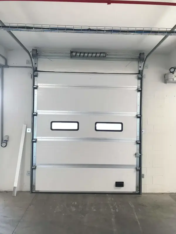 Imagem ilustrativa de Portão de garagem seccionado automático